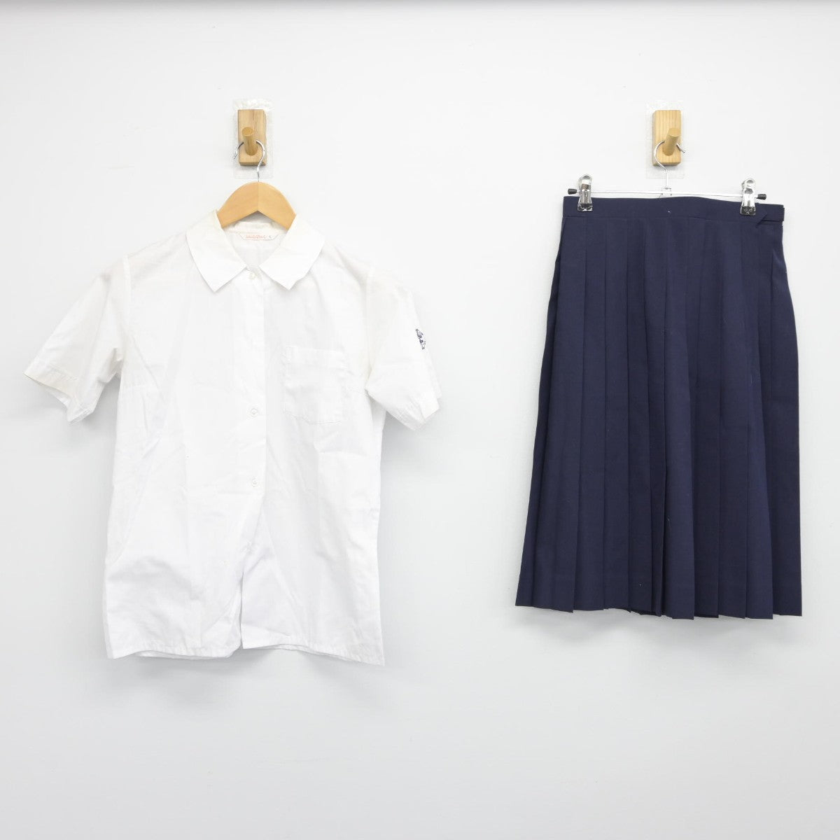 【中古】埼玉県 黒浜西中学校 女子制服 3点（シャツ・ベスト・スカート）sf033123