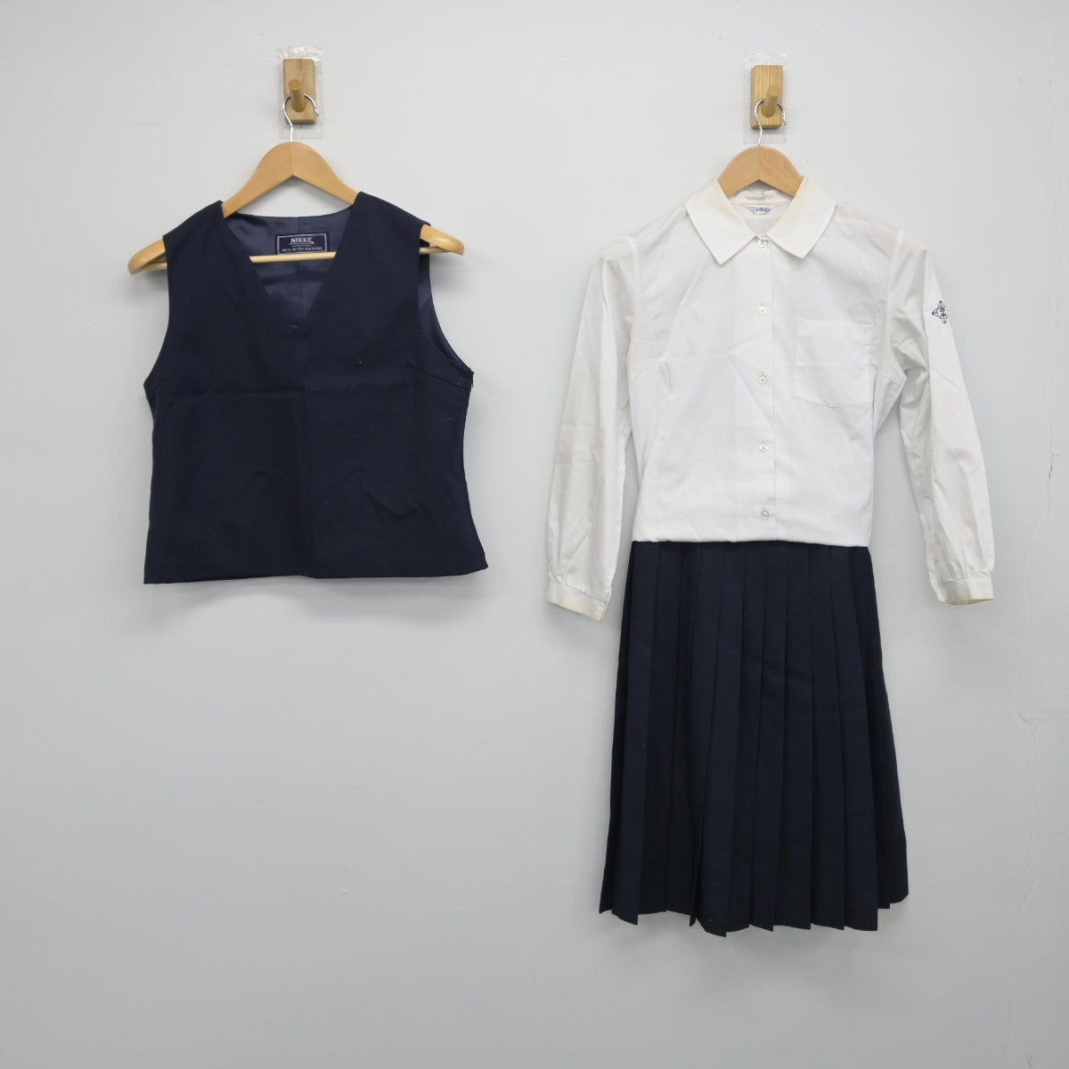 【中古】埼玉県 黒浜西中学校 女子制服 4点（ブレザー・シャツ・ベスト・スカート）sf033125