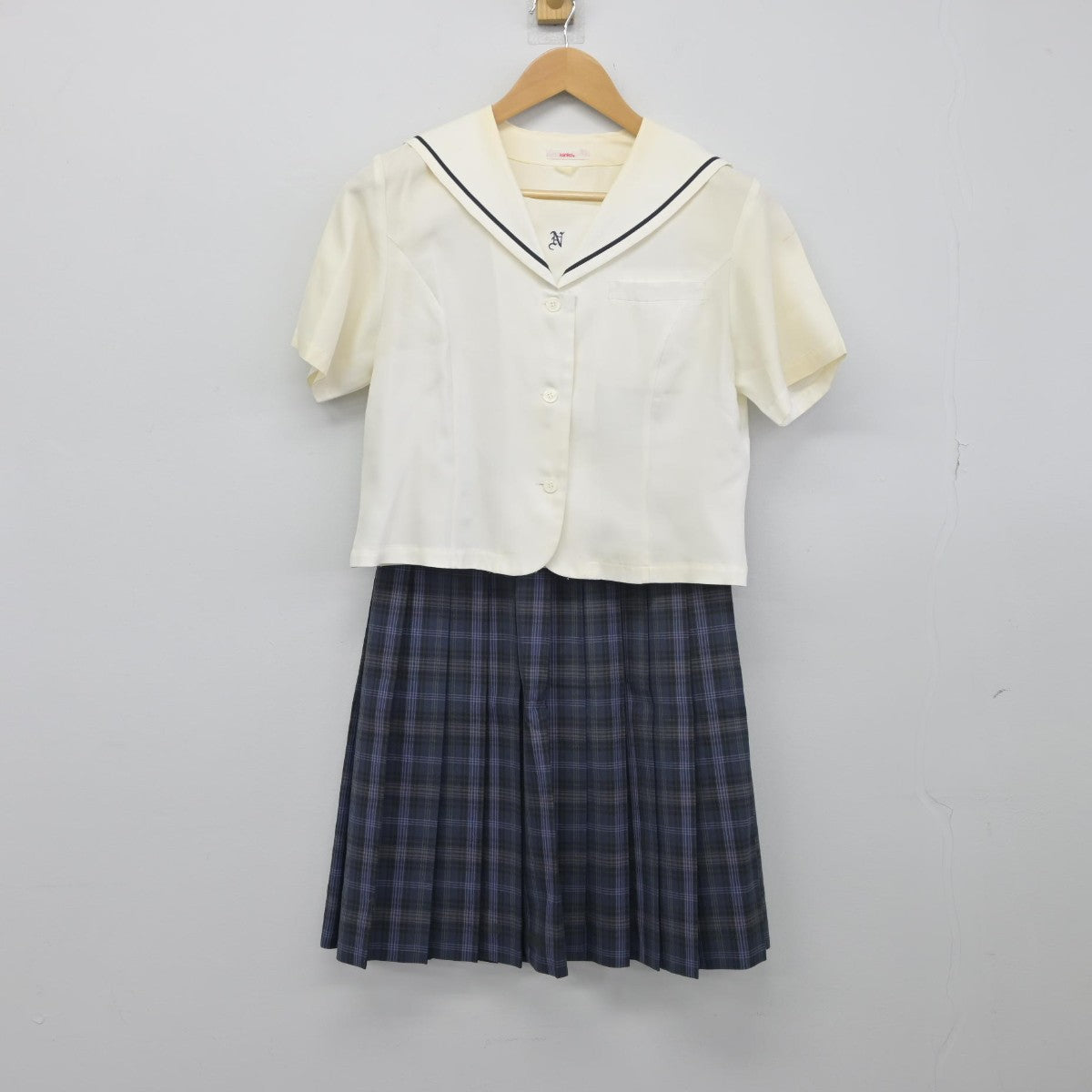 【中古】愛媛県 新居浜市立中萩中学校 女子制服 2点（セーラー服・スカート）sf033190