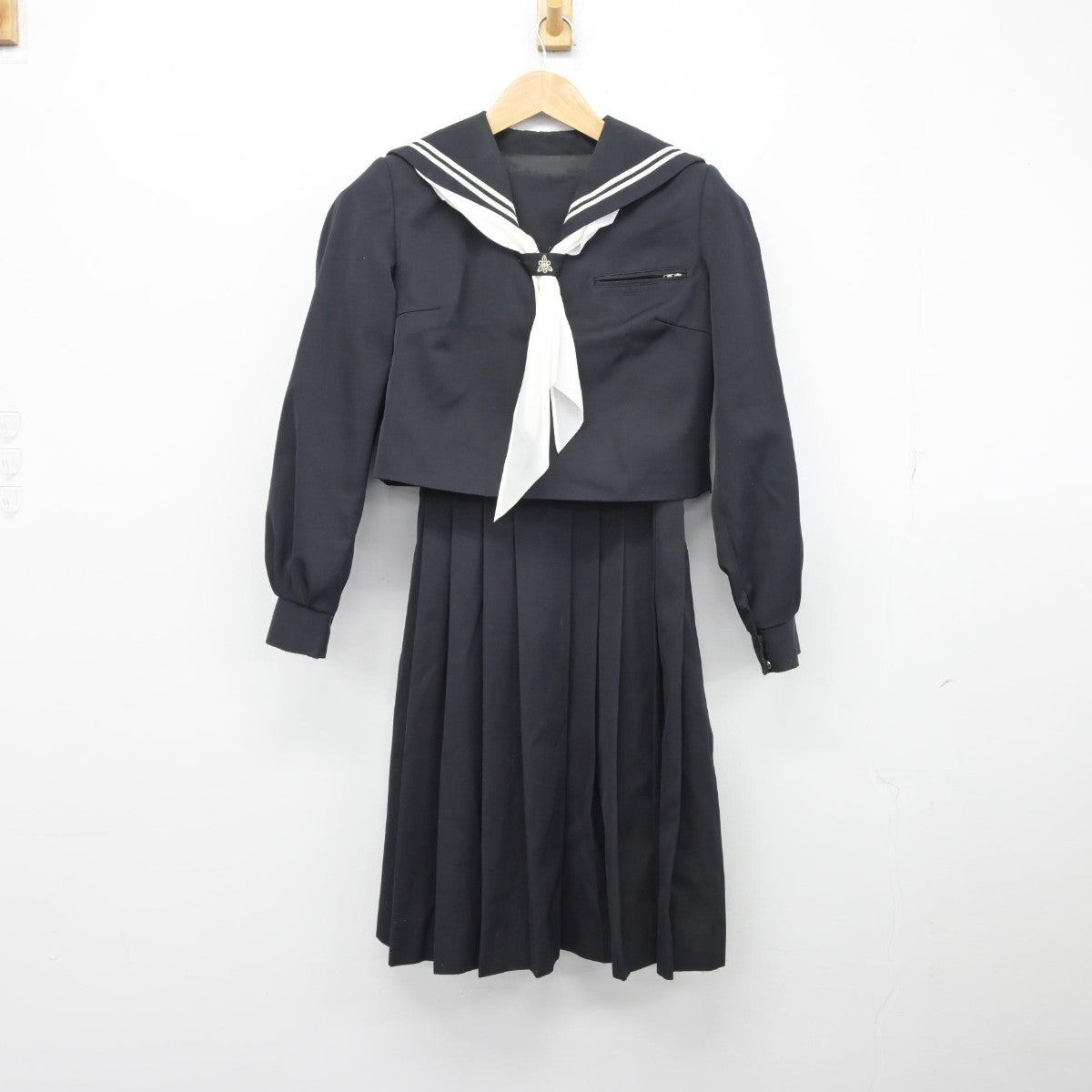 【中古】愛媛県 新居浜市立中萩中学校 女子制服 3点（セーラー服・ジャンパースカート）sf033191