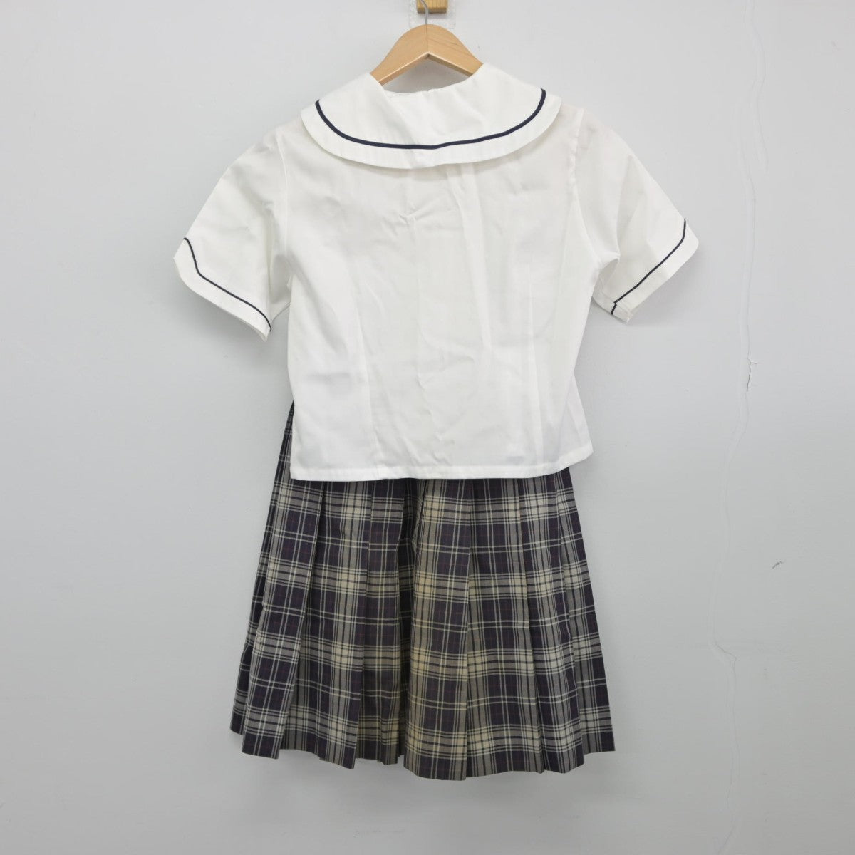 【中古】愛媛県 新居浜東高等学校 女子制服 2点（シャツ・スカート）sf033193