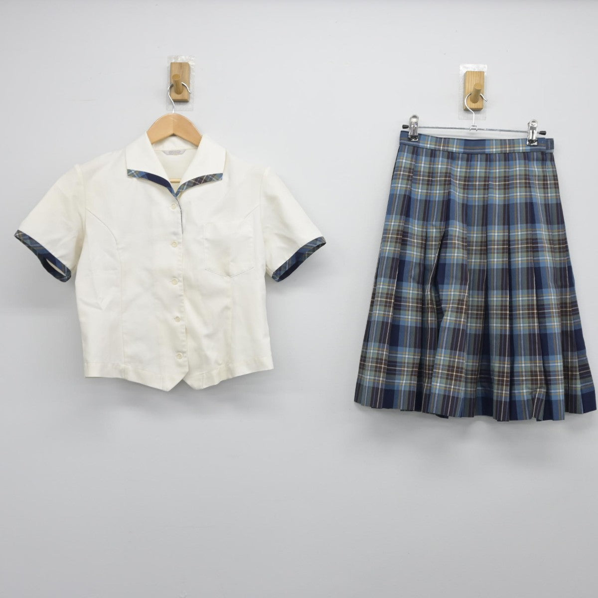 【中古】愛媛県 伊予高等学校 女子制服 2点（シャツ・スカート）sf033279