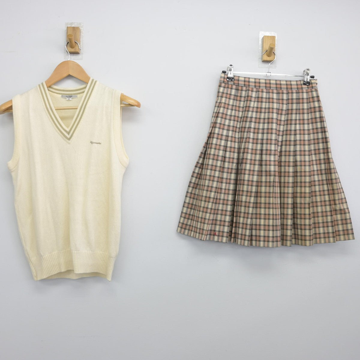 【中古】福島県 福島東高等学校 女子制服 2点（ニットベスト・スカート）sf033343