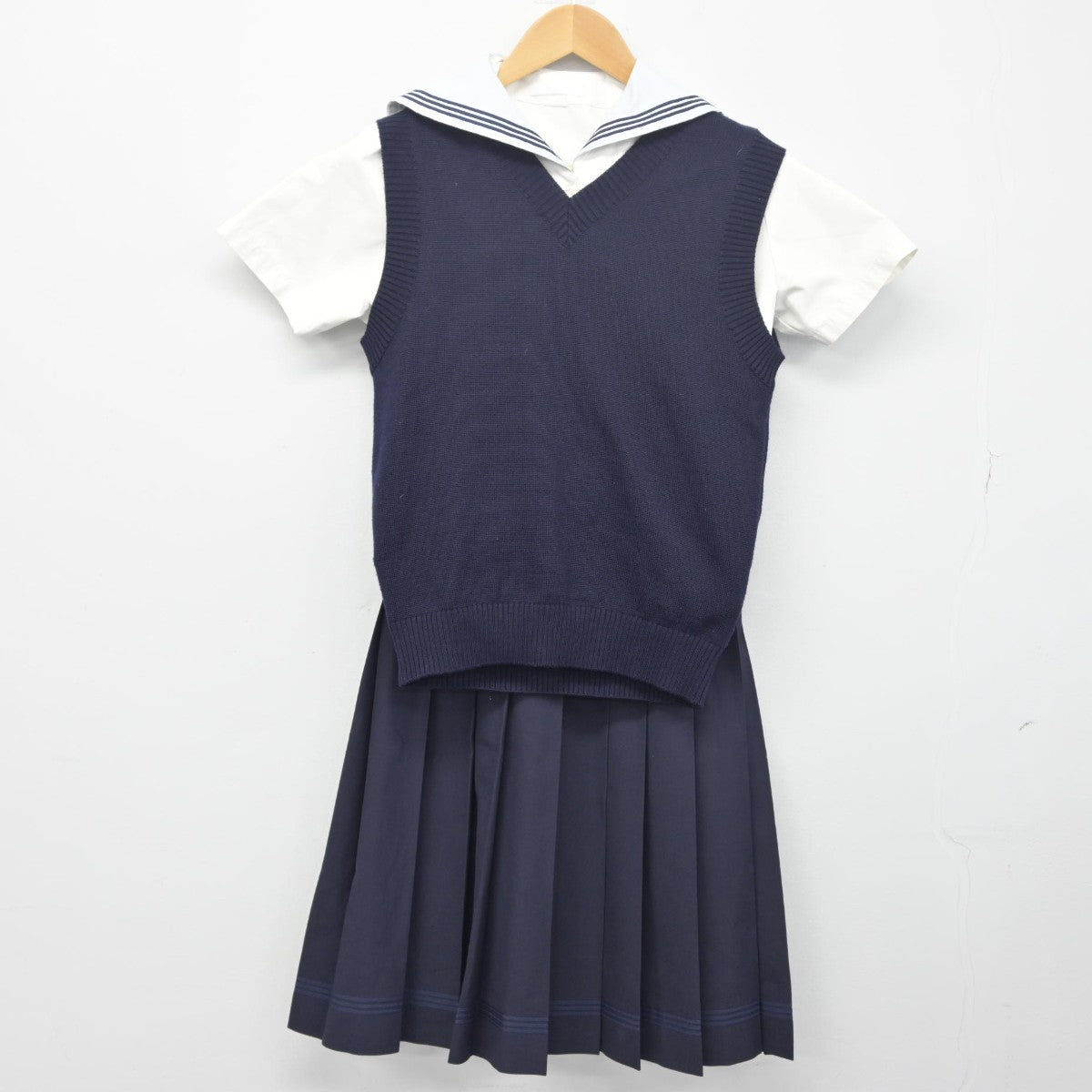 【中古】長崎県 活水高等学校 女子制服 3点（ニットベスト・シャツ・スカート）sf033544