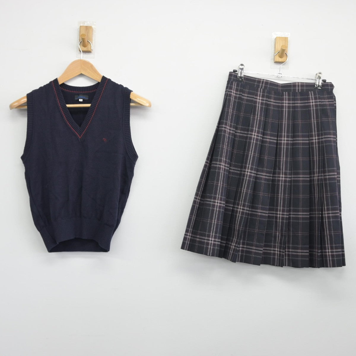 【中古】東京都 忠生中学校 女子制服 2点（ニットベスト・スカート）sf033699