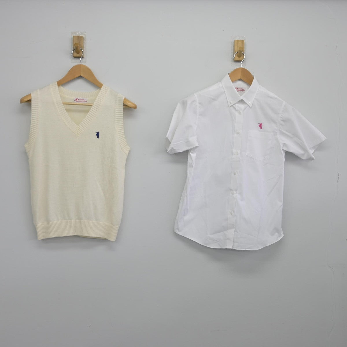 【中古】 クラーク記念国際高等学校 女子制服 2点（ニットベスト・シャツ）sf033851