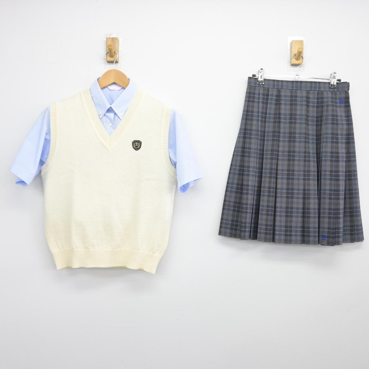 【中古】岐阜県 八百津高等学校 女子制服 3点（ニットベスト・シャツ・スカート）sf033884