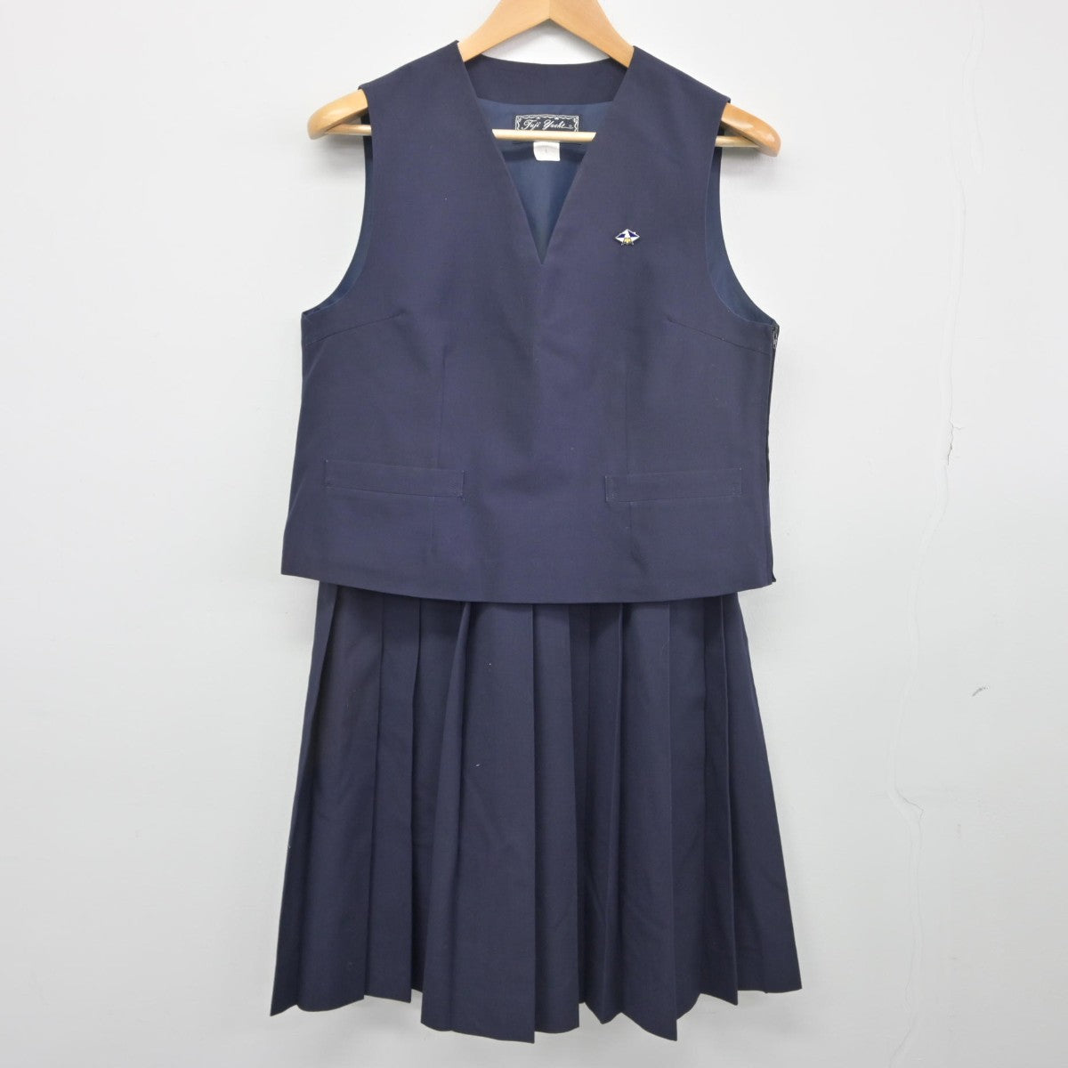 【中古】埼玉県 城南中学校 女子制服 2点（ニット・スカート）sf033899