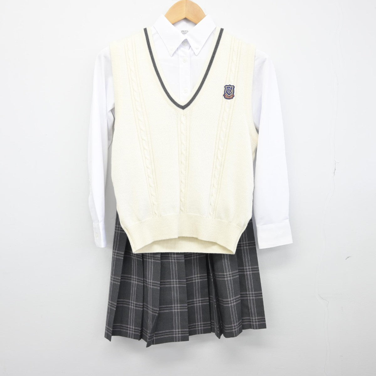 【中古】岐阜県 岐阜第一高等学校 女子制服 4点（ニットベスト・シャツ・スカート）sf033965