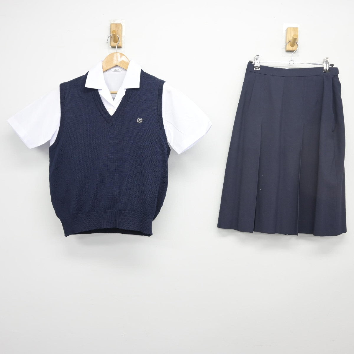 【中古】秋田県 湯沢高等学校 女子制服 3点（シャツ・ニットベスト・スカート）sf034101