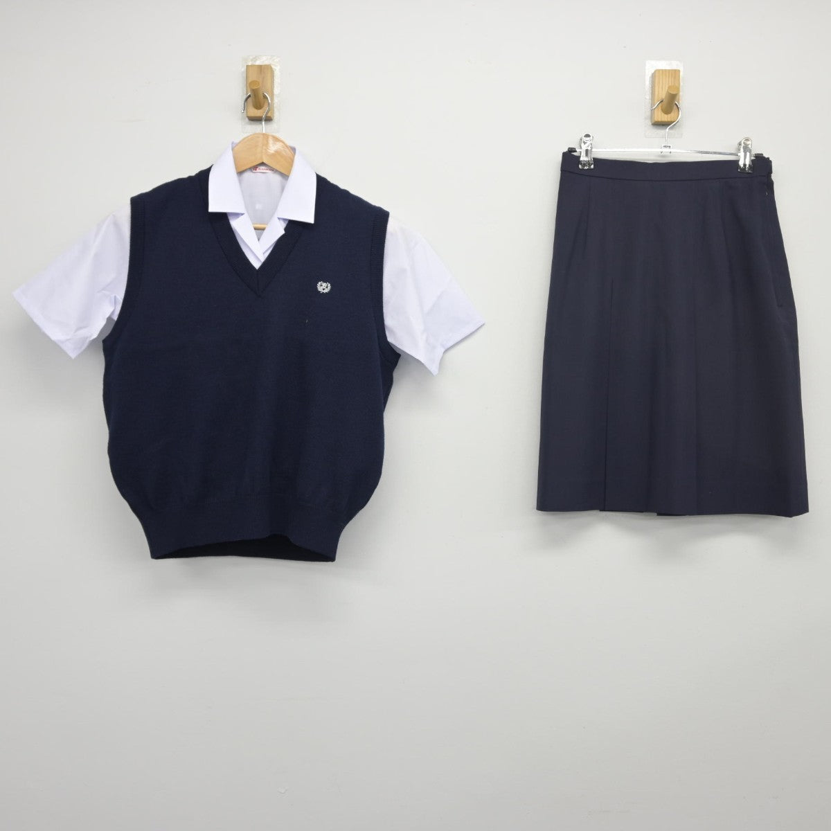 【中古】秋田県 湯沢高等学校 女子制服 3点（シャツ・ニットベスト・スカート）sf034102