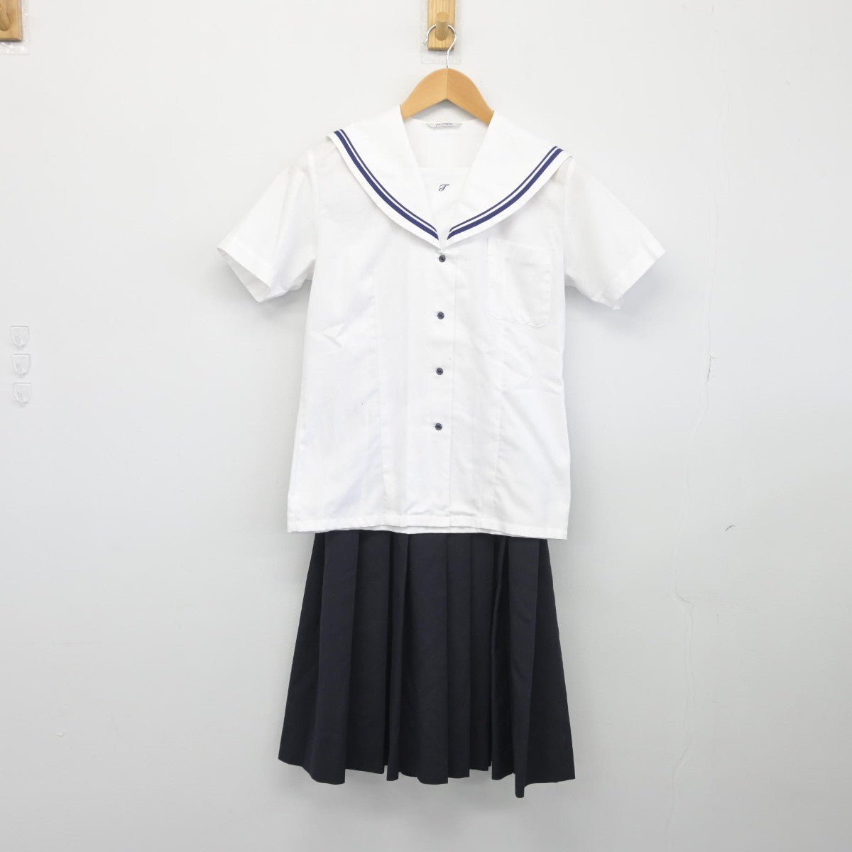 【中古】東京都 竪川中学校 女子制服 2点（セーラー服・スカート）sf034128