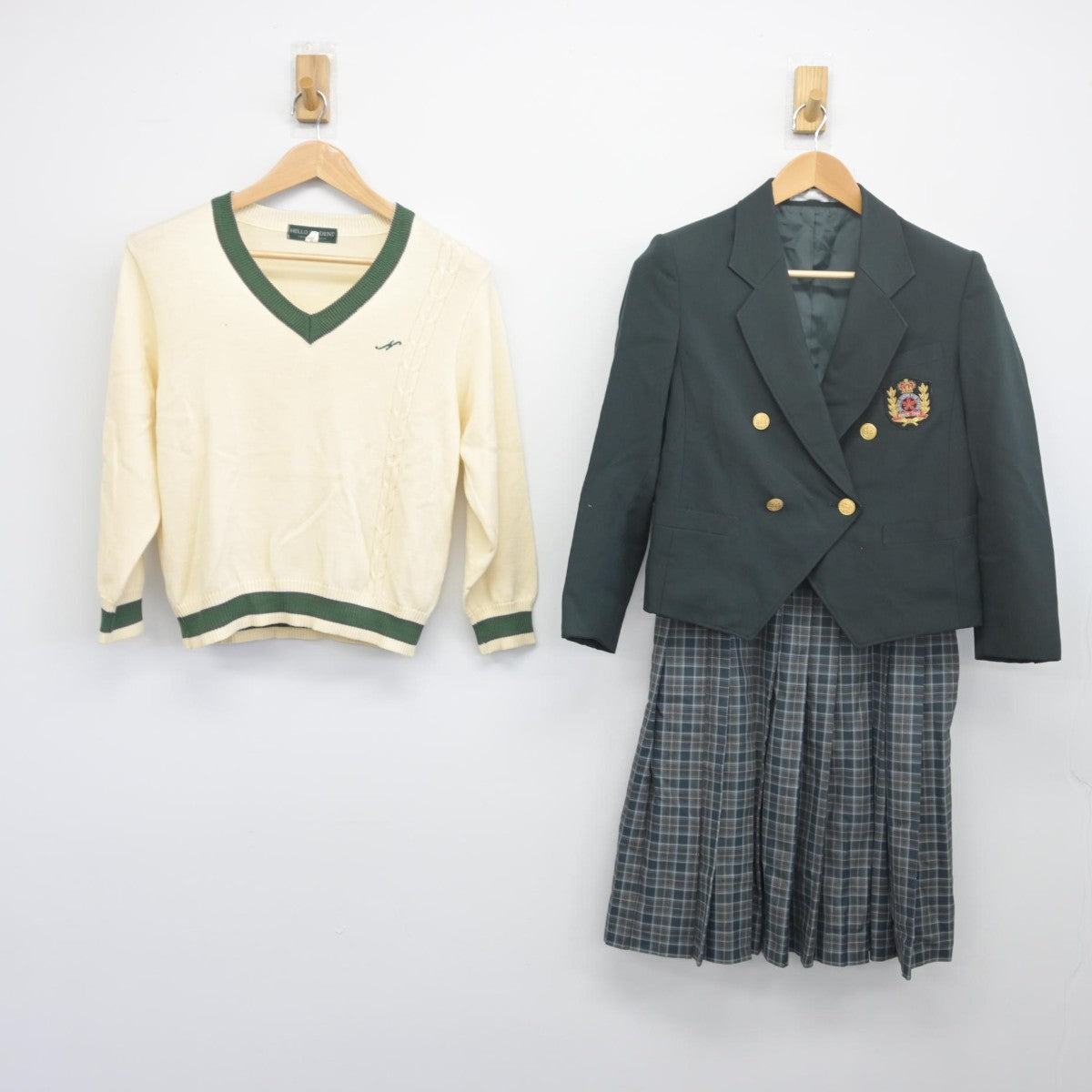 【中古】熊本県 大津北中学校 女子制服 3点（ブレザー・ニット・スカート）sf034148