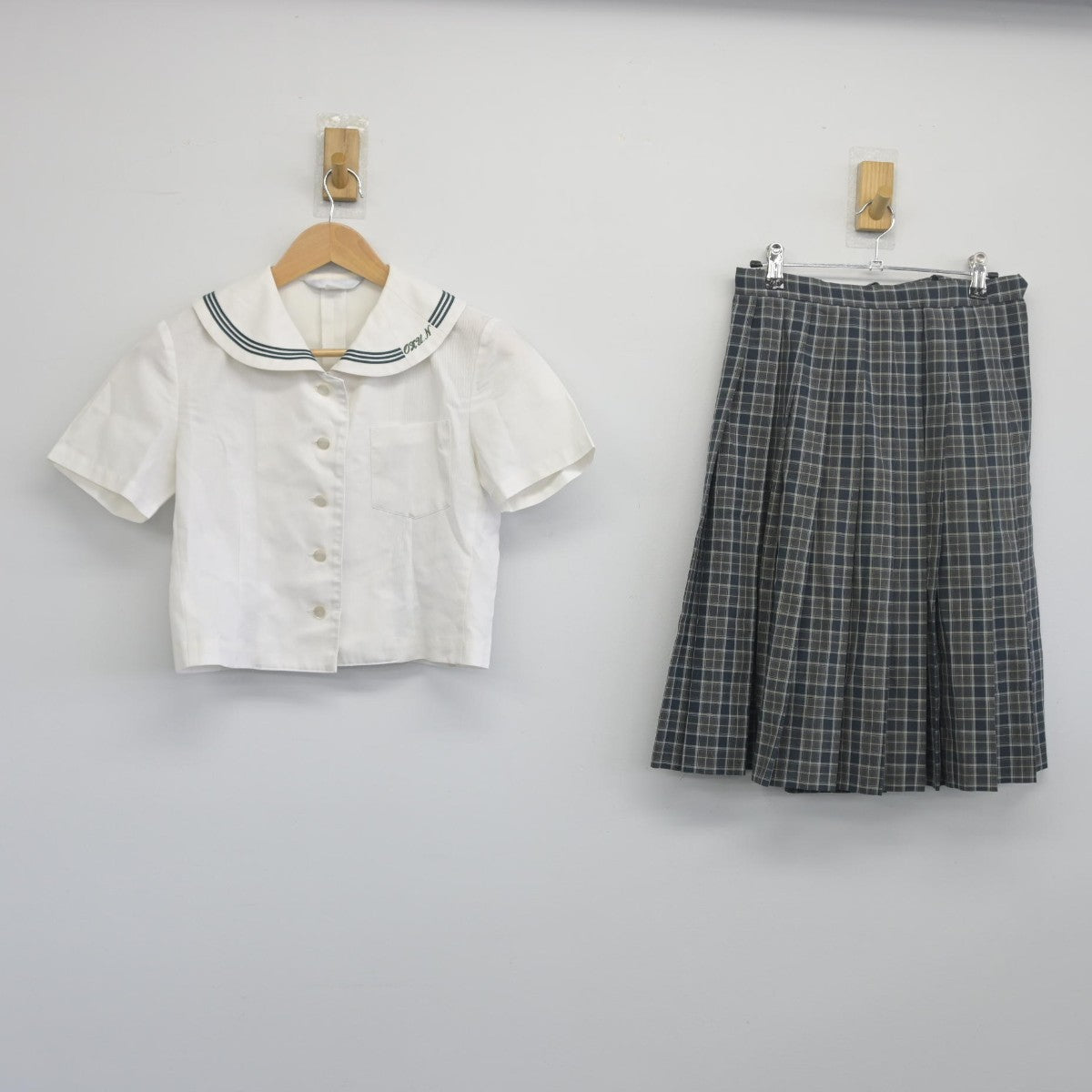 【中古】熊本県 大津北中学校 女子制服 2点（シャツ・スカート）sf034150