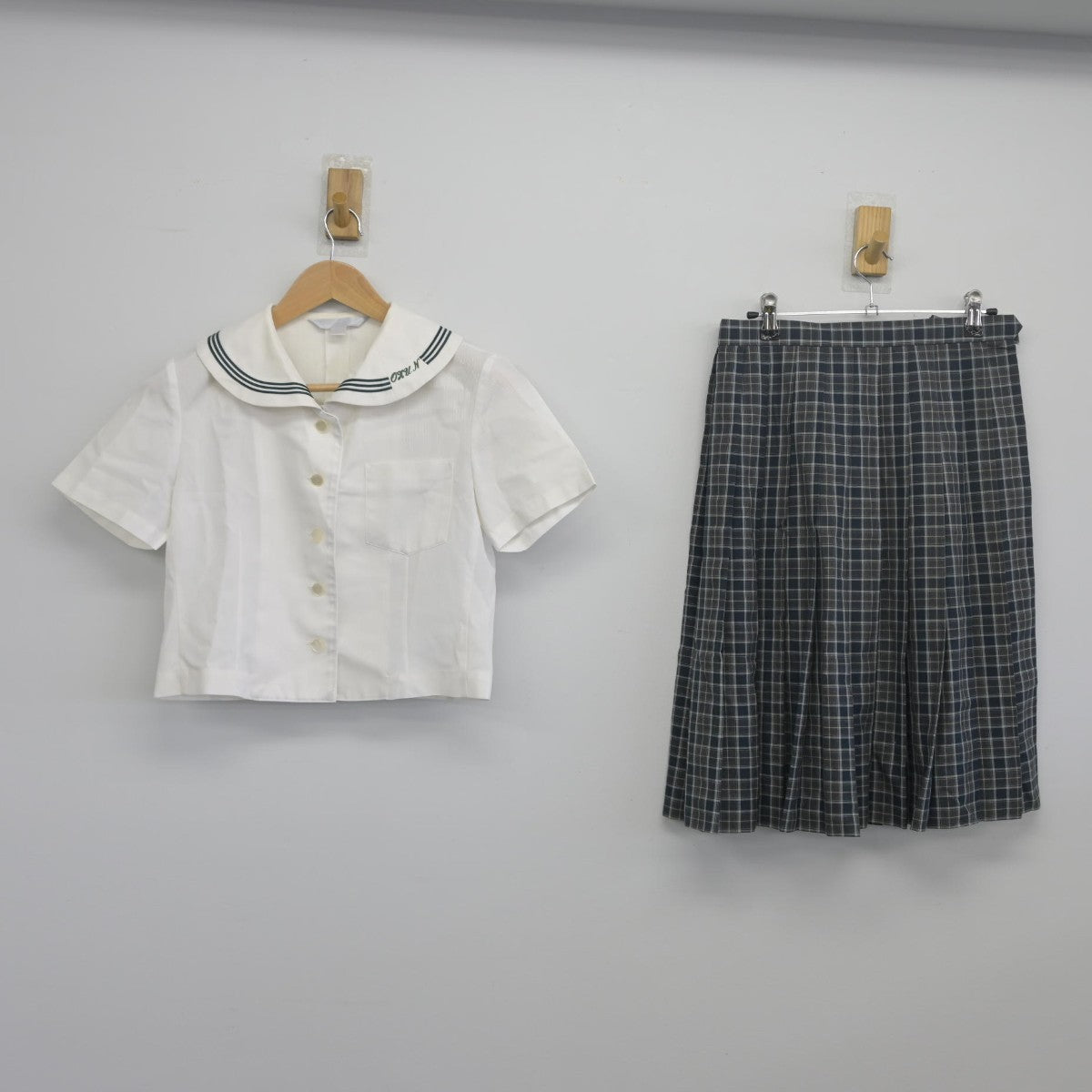 【中古】熊本県 大津北中学校 女子制服 2点（シャツ・スカート）sf034151