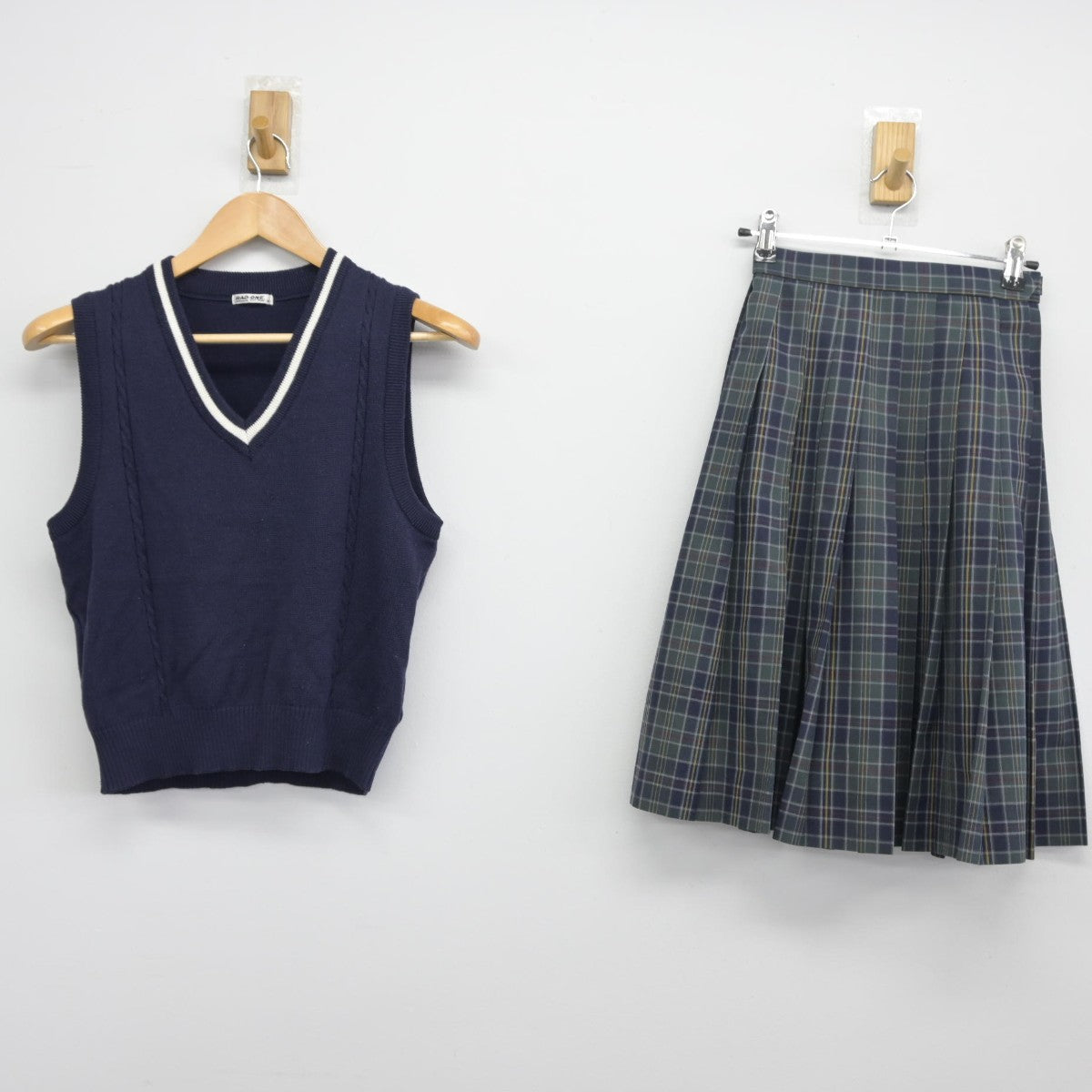 【中古】大阪市 東大阪市立楠根中学校 女子制服 2点（ニットベスト・スカート）sf034182