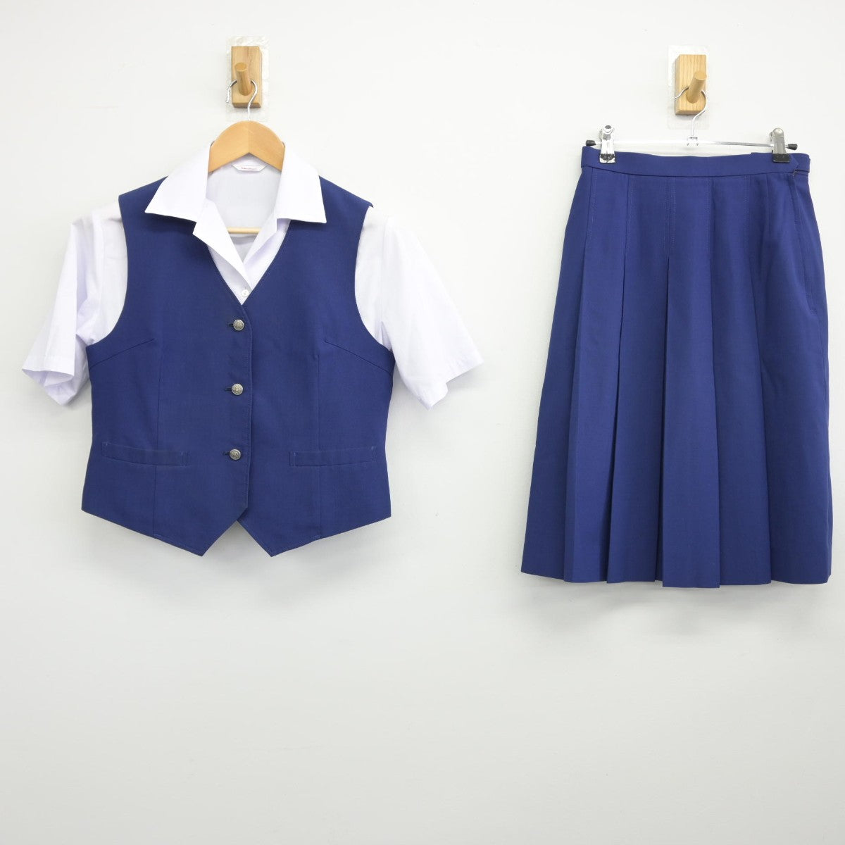 【中古】岩手県 不来方高等学校 女子制服 3点（ベスト・シャツ・スカート）sf034317