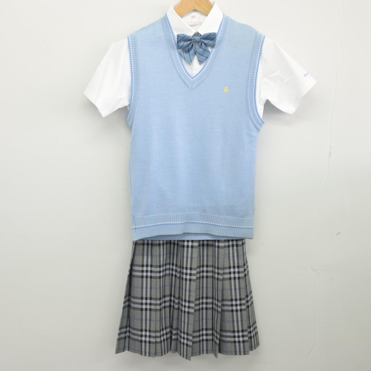 【中古】千葉県 志学館中等部高等部 女子制服 4点（ニットベスト・シャツ・スカート）sf034390