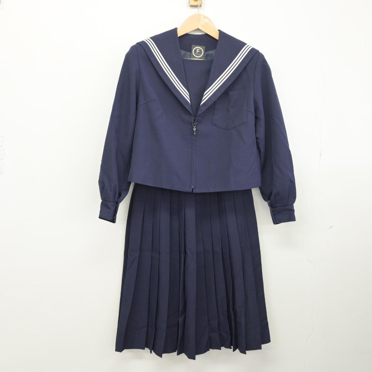 【中古】愛知県 一宮市立西成中学校 女子制服 2点（セーラー服・スカート）sf034430