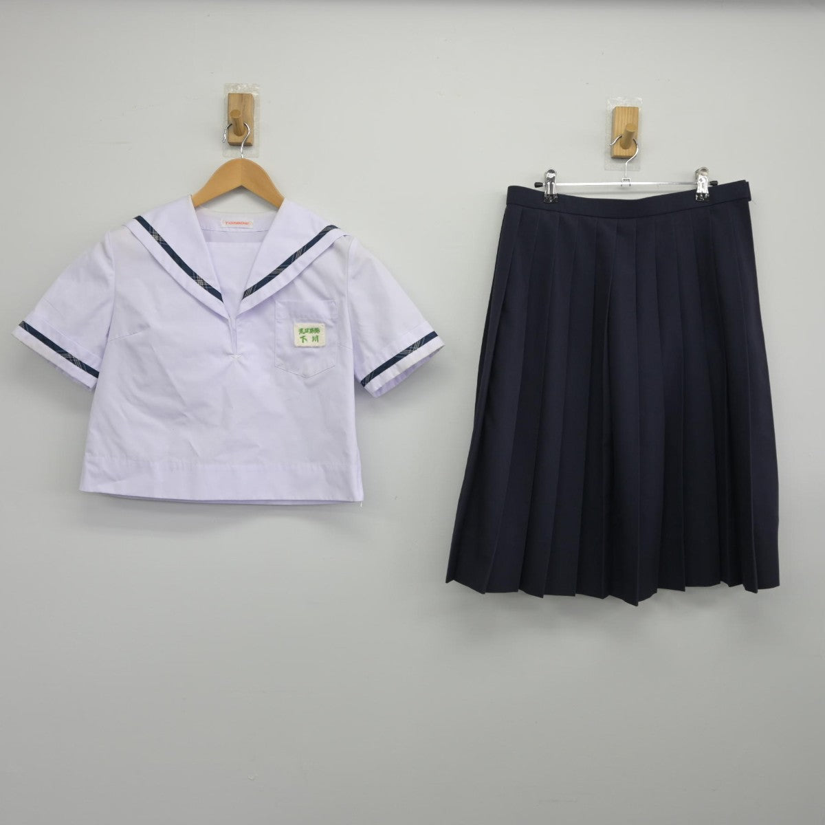 【中古】熊本県 荒尾海陽中学校 女子制服 2点（セーラー服・スカート）sf034449