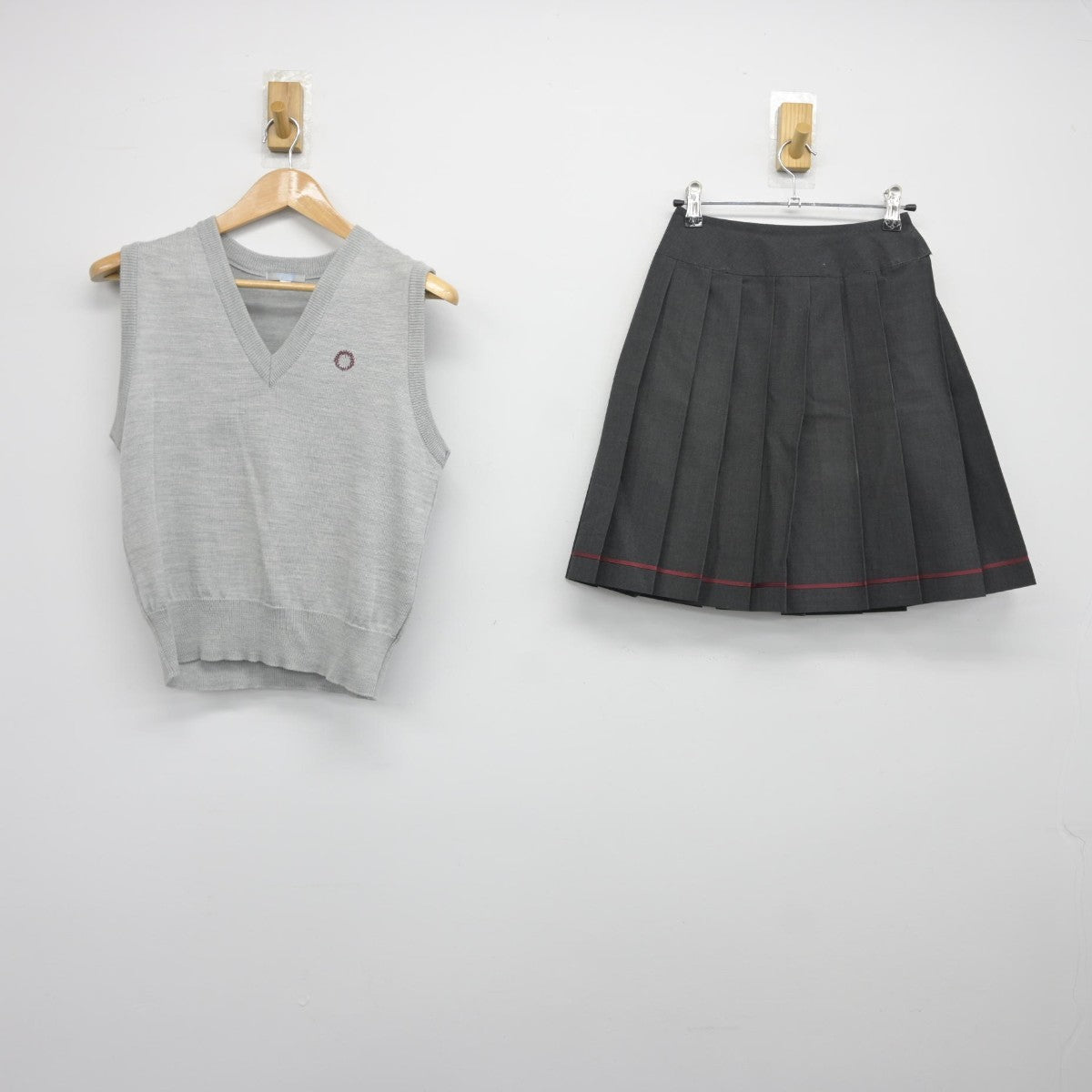 【中古】東京都 桜美林高等学校 女子制服 2点（ニットベスト・スカート）sf034610