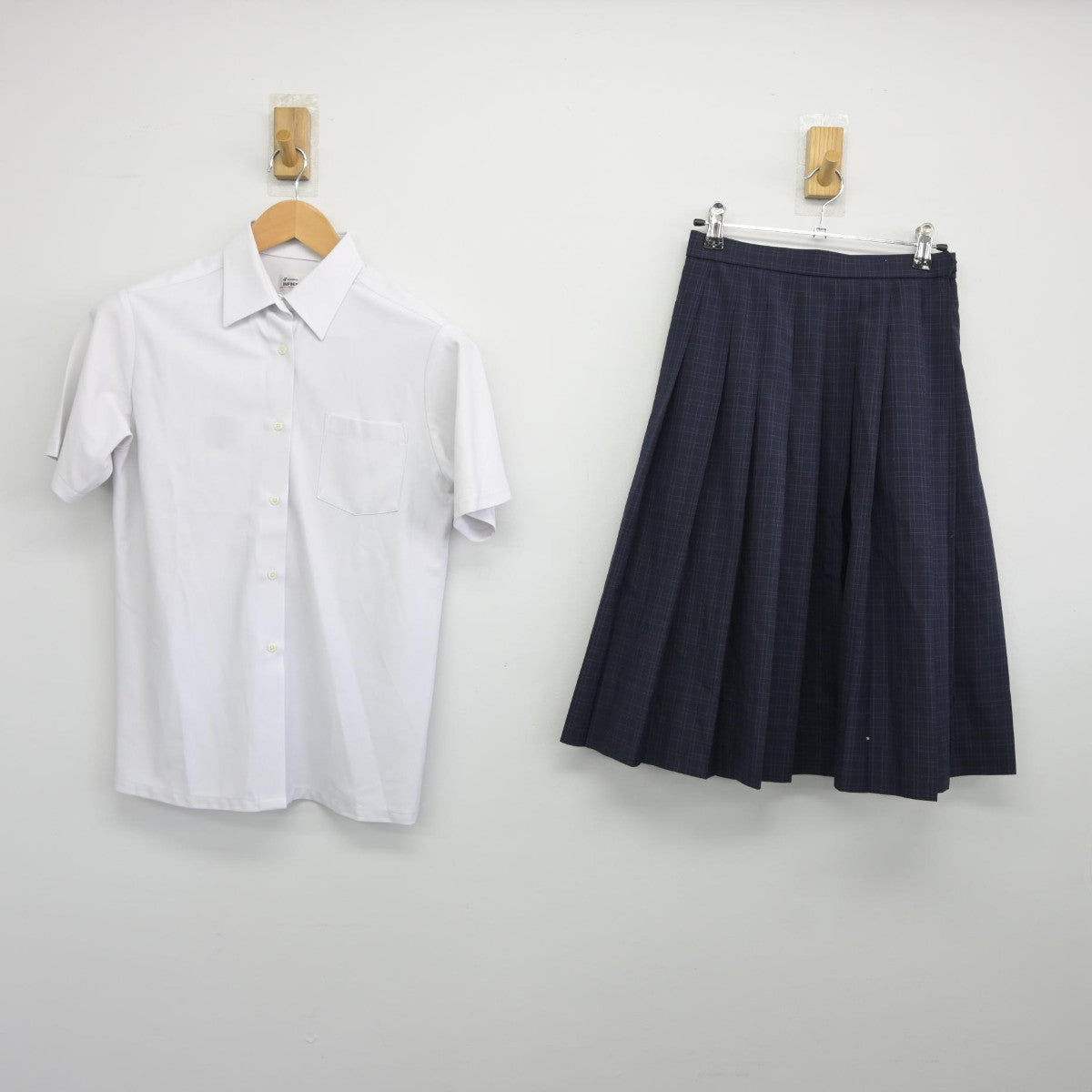 【中古】福岡県 横手中学校 女子制服 2点（シャツ・スカート）sf034804