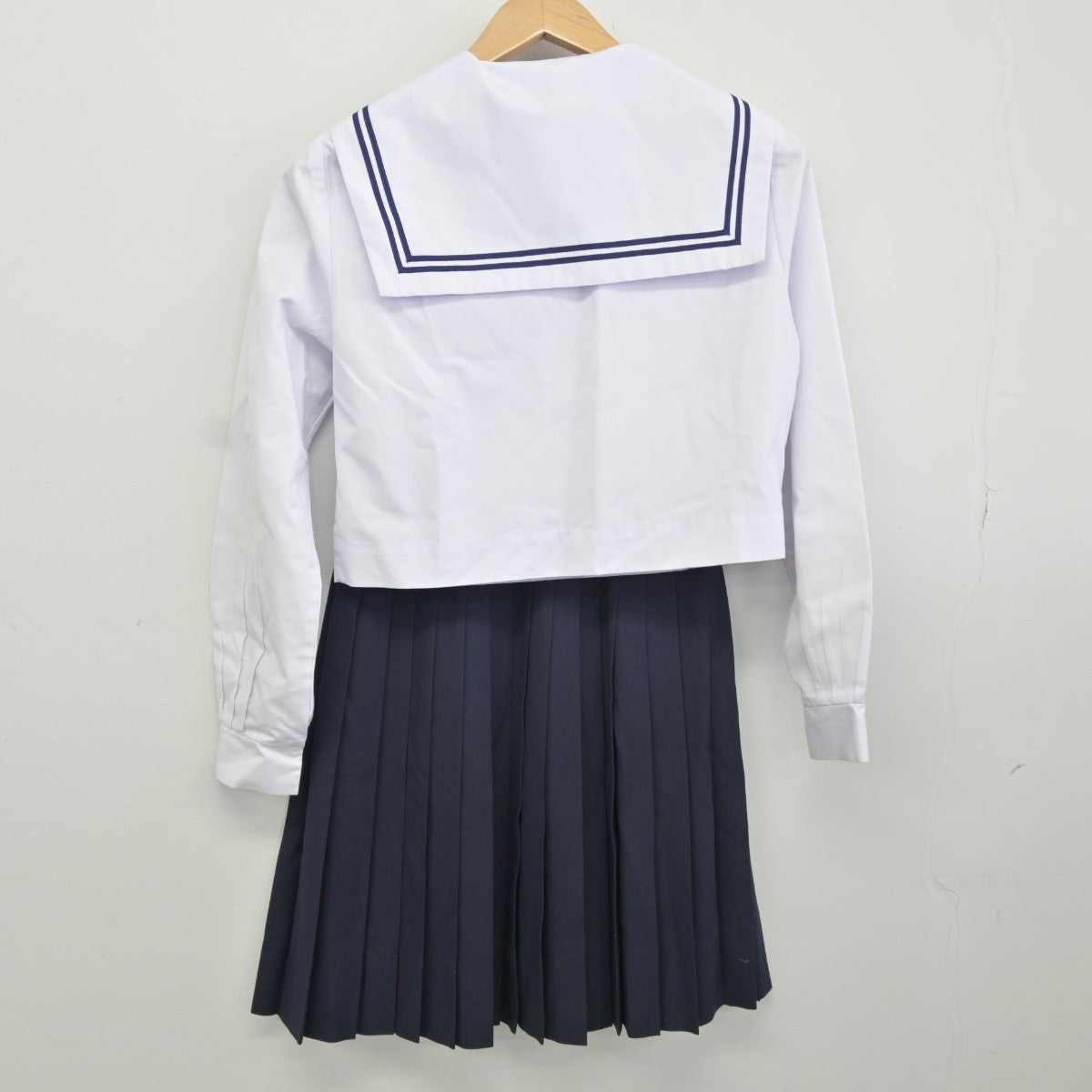 【中古】和歌山県 岩出第二中学校 女子制服 2点（セーラー服・スカート）sf034978