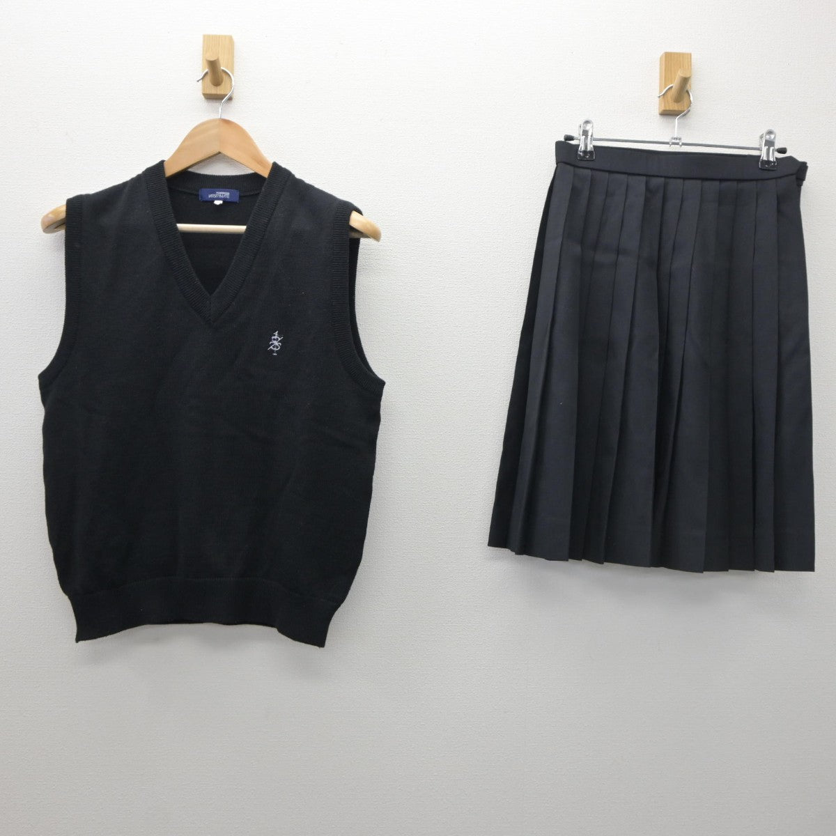 【中古】茨城県 下妻第一高等学校 女子制服 2点（ニットベスト・スカート）sf035100