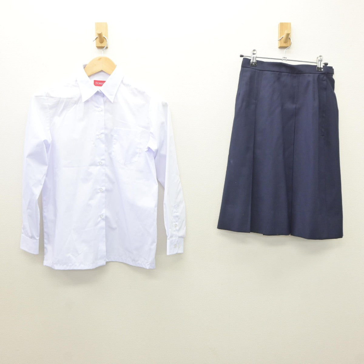 【中古】神奈川県 横浜市立西中学校 女子制服 2点（シャツ・スカート）sf035150