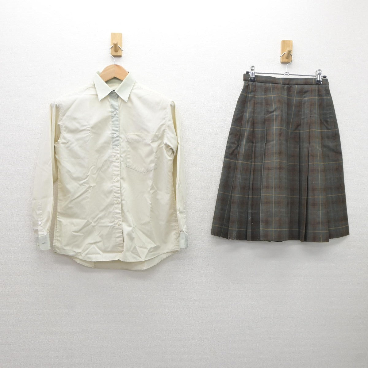 【中古】群馬県 高崎経済大学附属高等学校 女子制服 2点（シャツ・スカート）sf035193