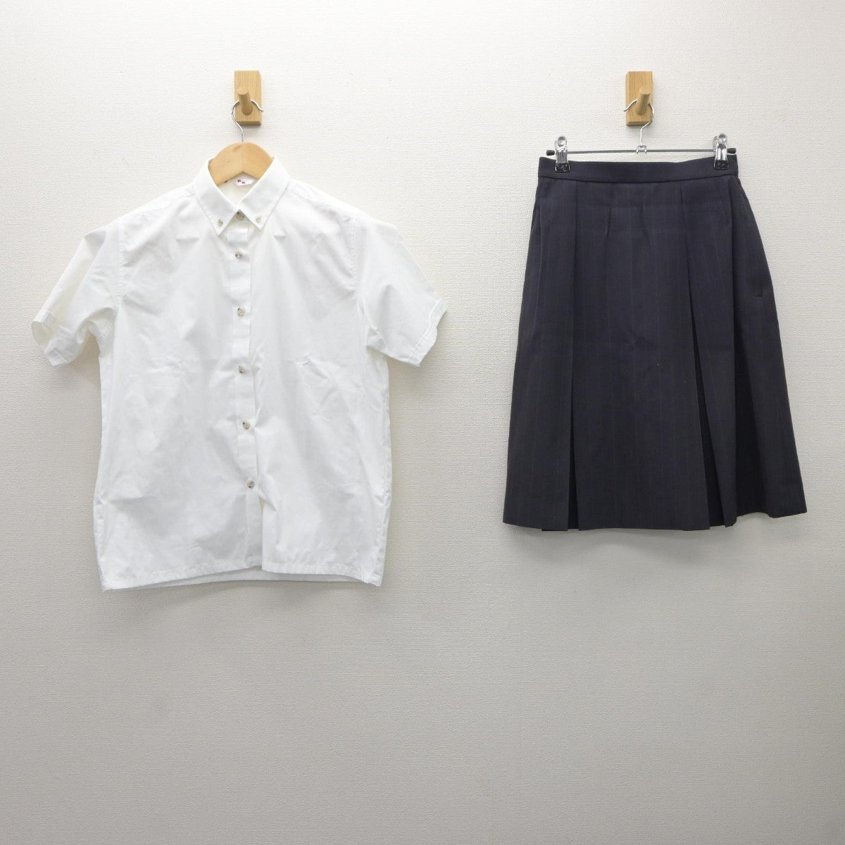 【中古】神奈川県 横須賀学院高等学校 女子制服 2点（シャツ・スカート）sf035356