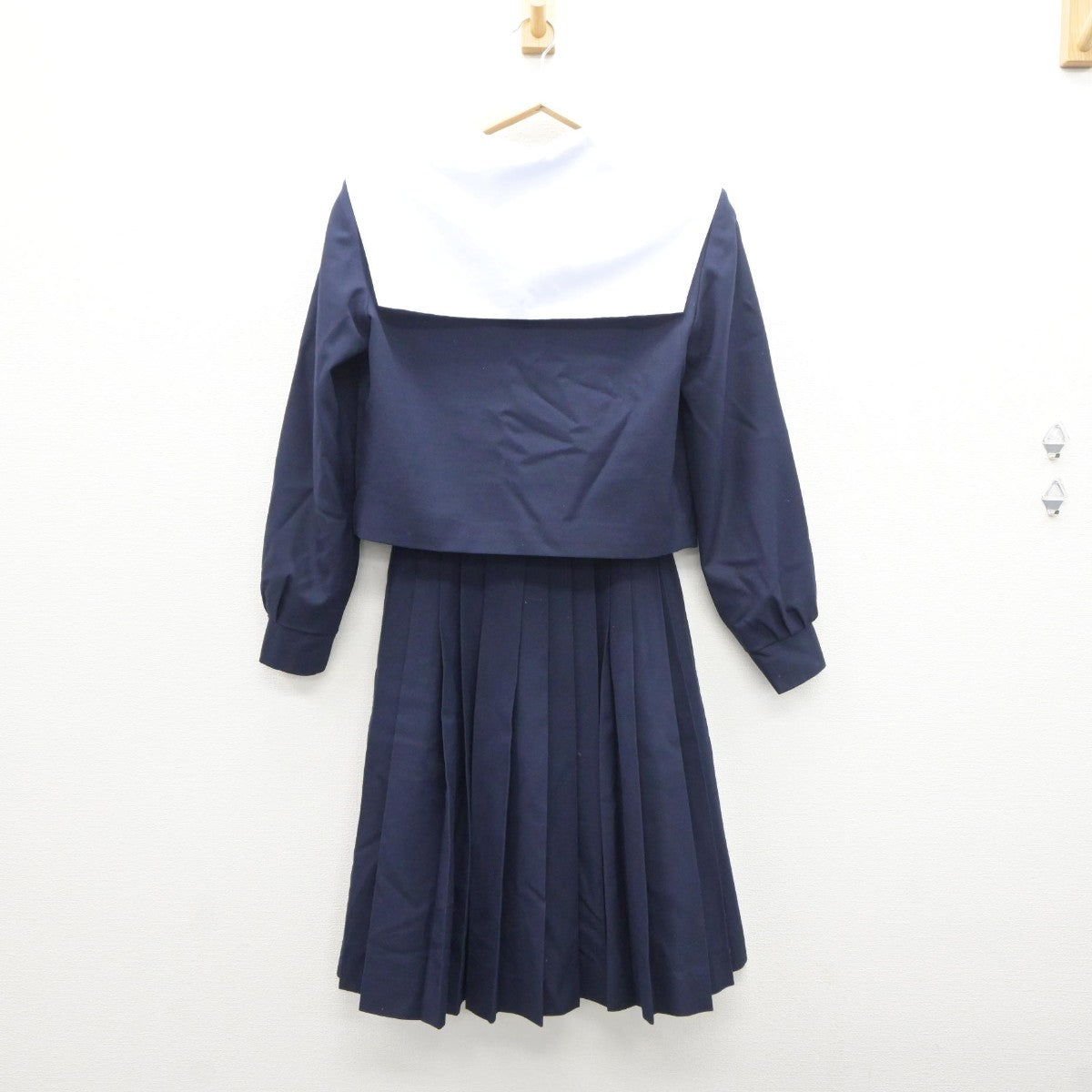 【中古】愛知県 振甫中学校 女子制服 3点（セーラー服・セーラー服・スカート）sf035366