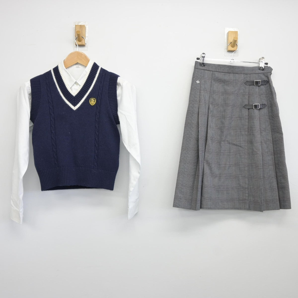 【中古】愛知県 名古屋国際高等学校 女子制服 3点（ニットベスト・シャツ・スカート）sf036011