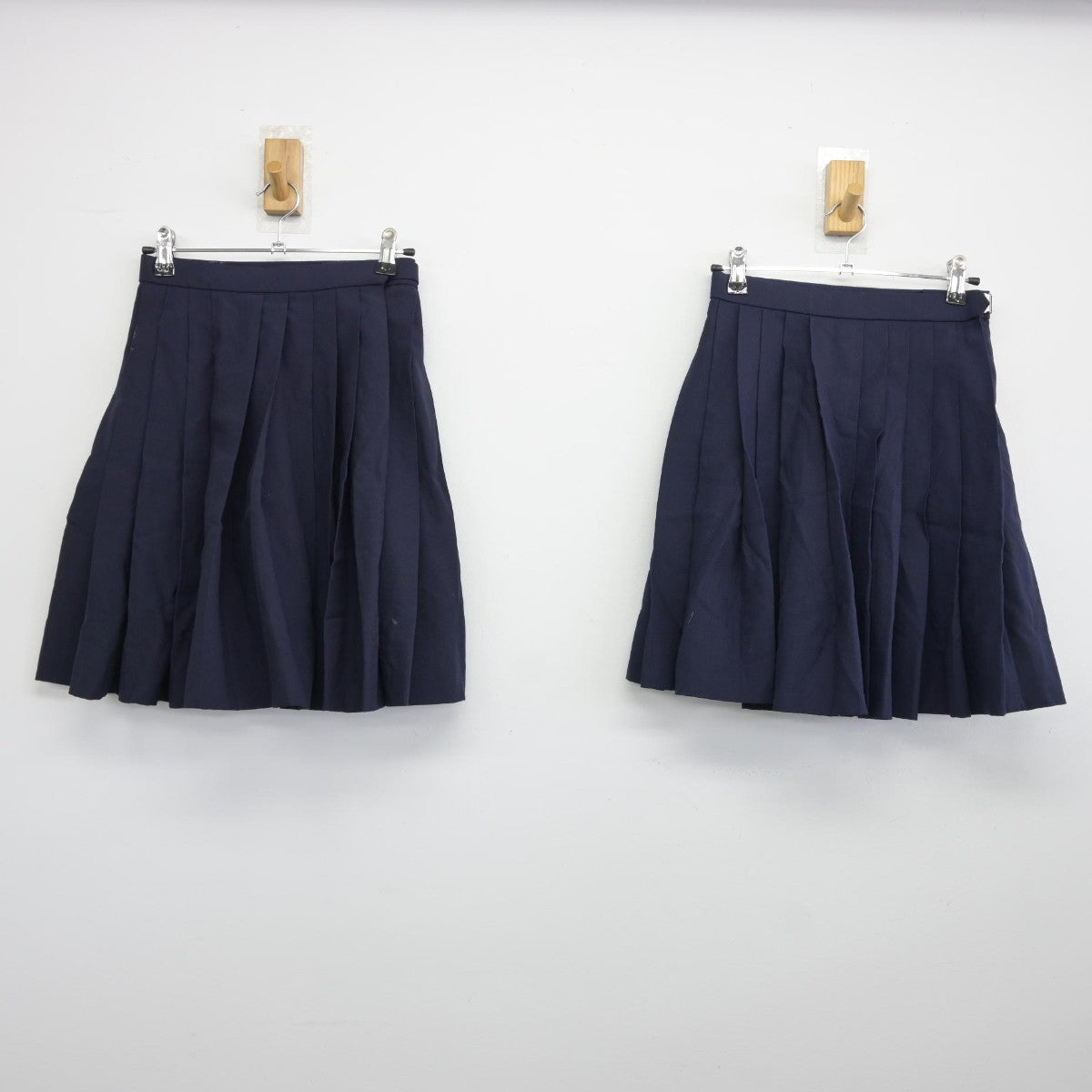 【中古】大阪府 泉佐野市立新池中学校 女子制服 2点（スカート・スカート）sf036085