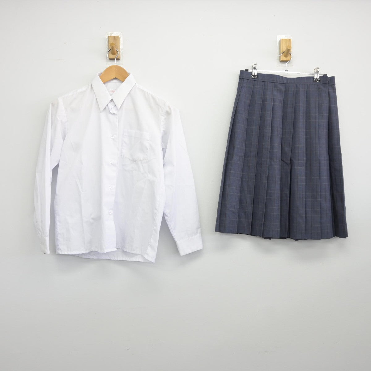 【中古】神奈川県 横浜市立城郷中学校 女子制服 2点（シャツ・スカート）sf036322