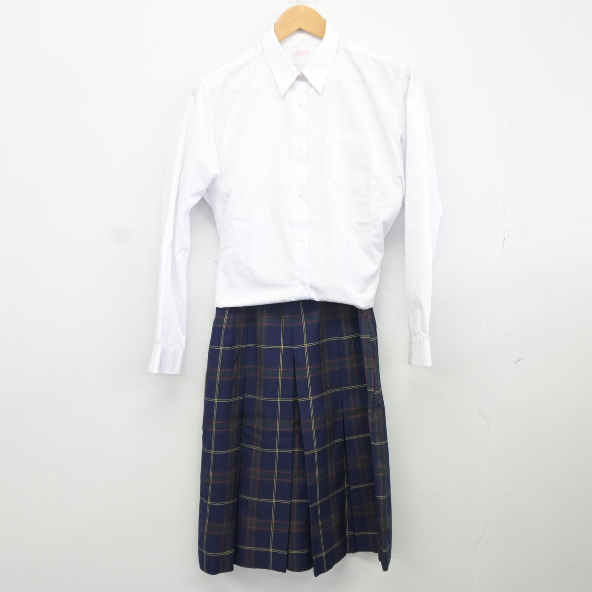 【中古】 学校名不明 女子制服 2点（シャツ・スカート）sf036357