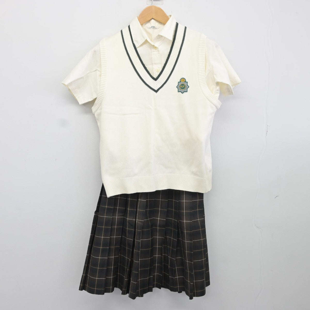 【中古】福岡県 九州産業大学付属九州高等学校 女子制服 3点（ニットベスト・シャツ・スカート）sf036389