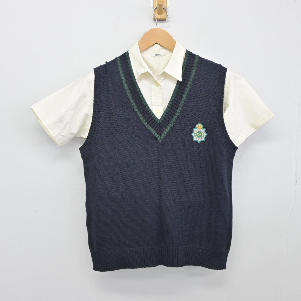 【中古】福岡県 九州産業大学付属九州高等学校 女子制服 2点（ニットベスト・シャツ）sf036390