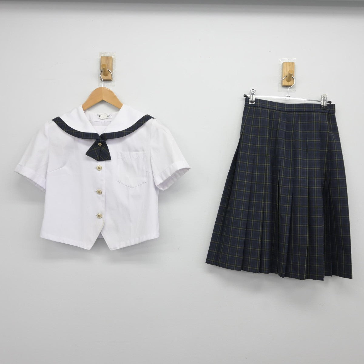 【中古】秋田県 城東中学校 女子制服 3点（セーラー服・スカート）sf036408