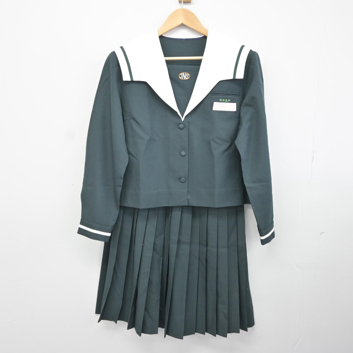 【中古】沖縄県 仲井真中学校 女子制服 2点（セーラー服・スカート）sf036463