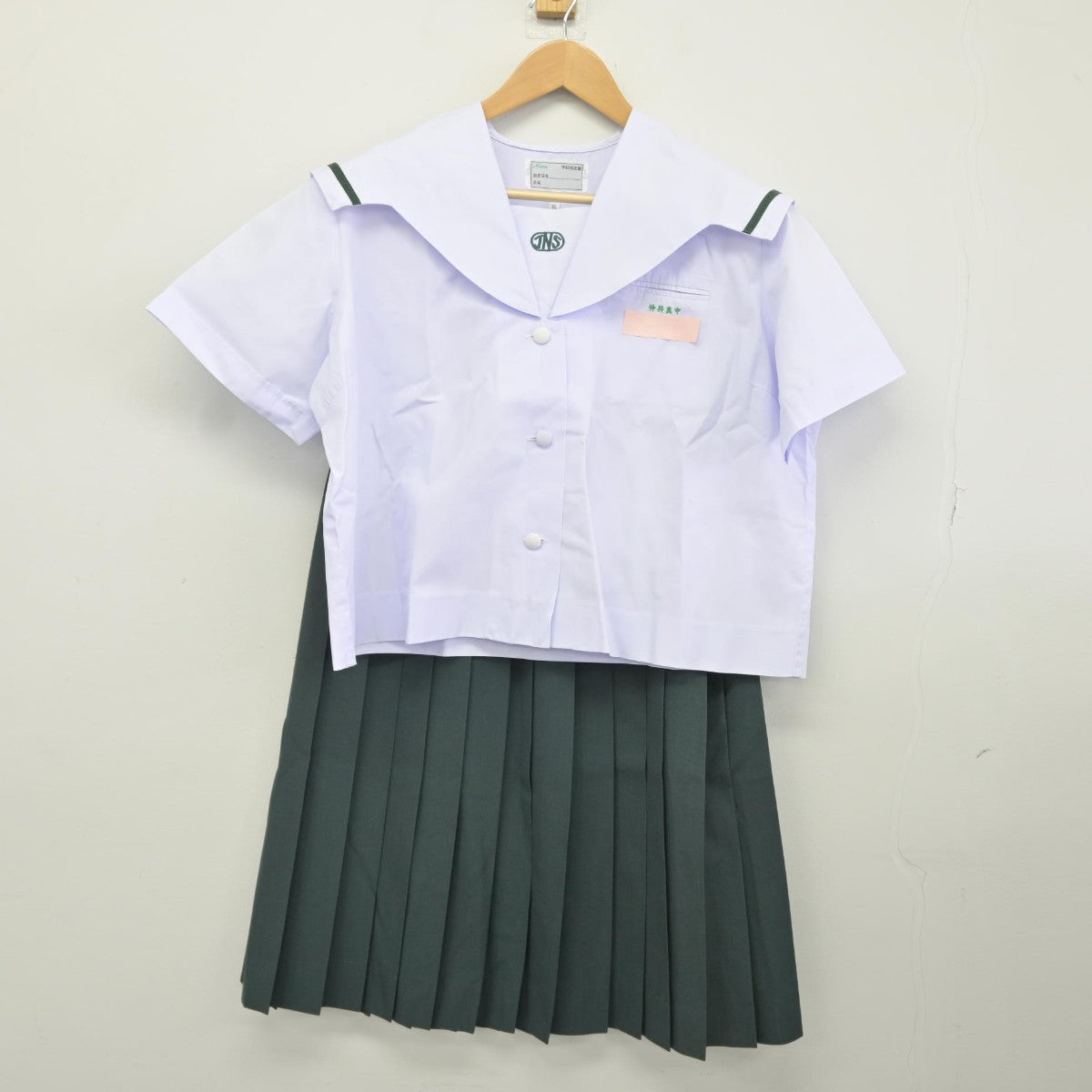 【中古】沖縄県 仲井真中学校 女子制服 2点（セーラー服・スカート）sf036465