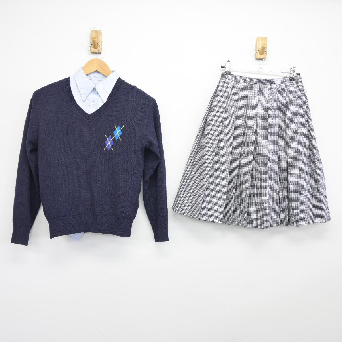 【中古】神奈川県 聖セシリア 女子中学校・高等学校 女子制服 3点（ニット・シャツ・スカート）sf036501