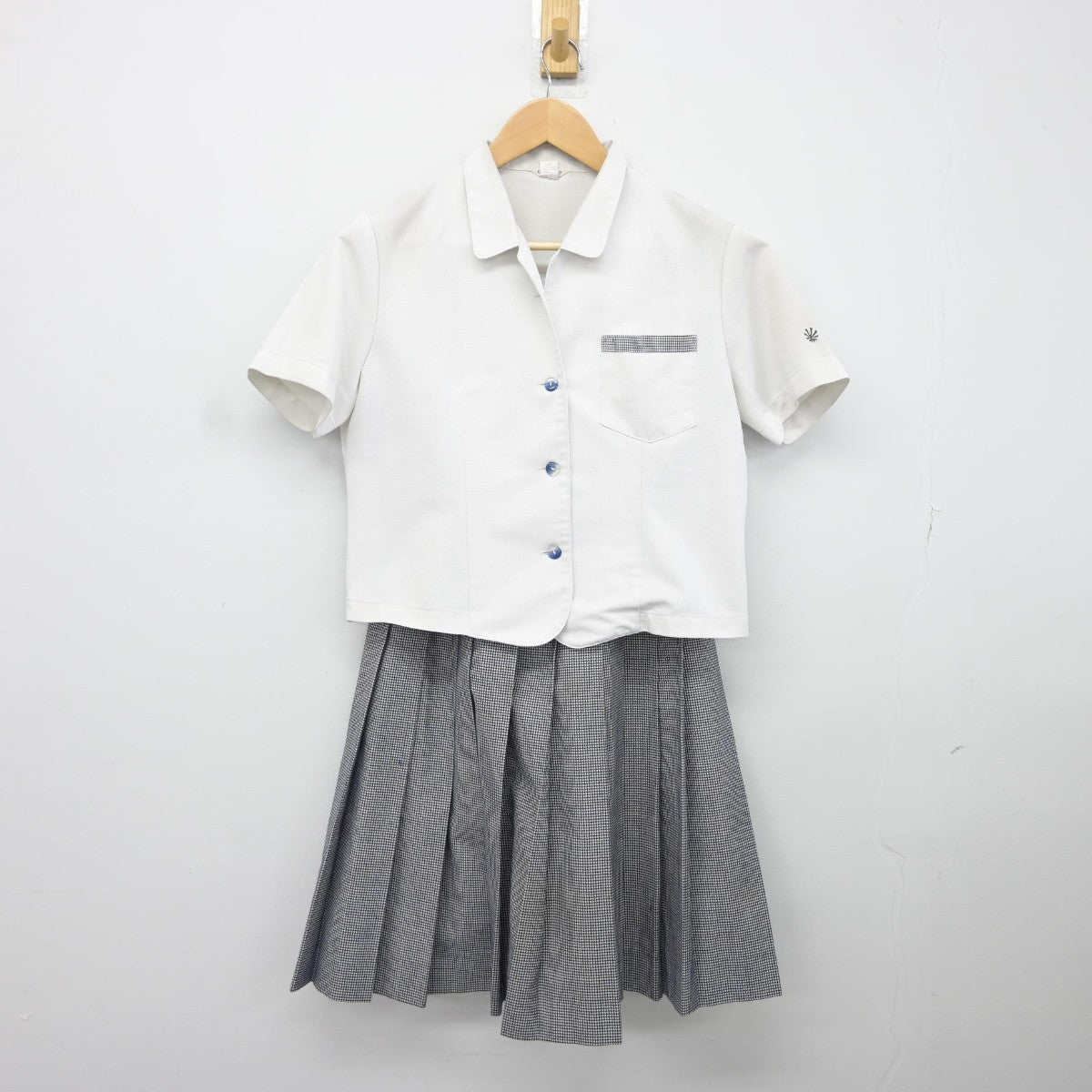 【中古】佐賀県 致遠館中学校・高等学校 女子制服 2点（シャツ・スカート）sf036595