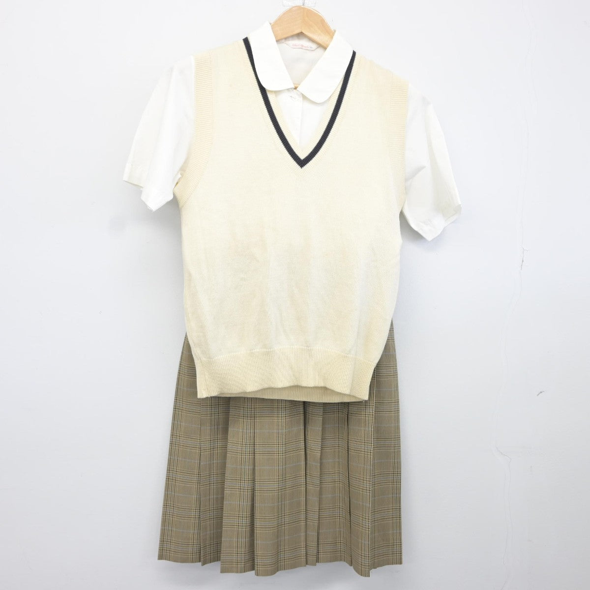 【中古】埼玉県 土呂中学校 女子制服 3点（ニットベスト・シャツ・スカート）sf036637