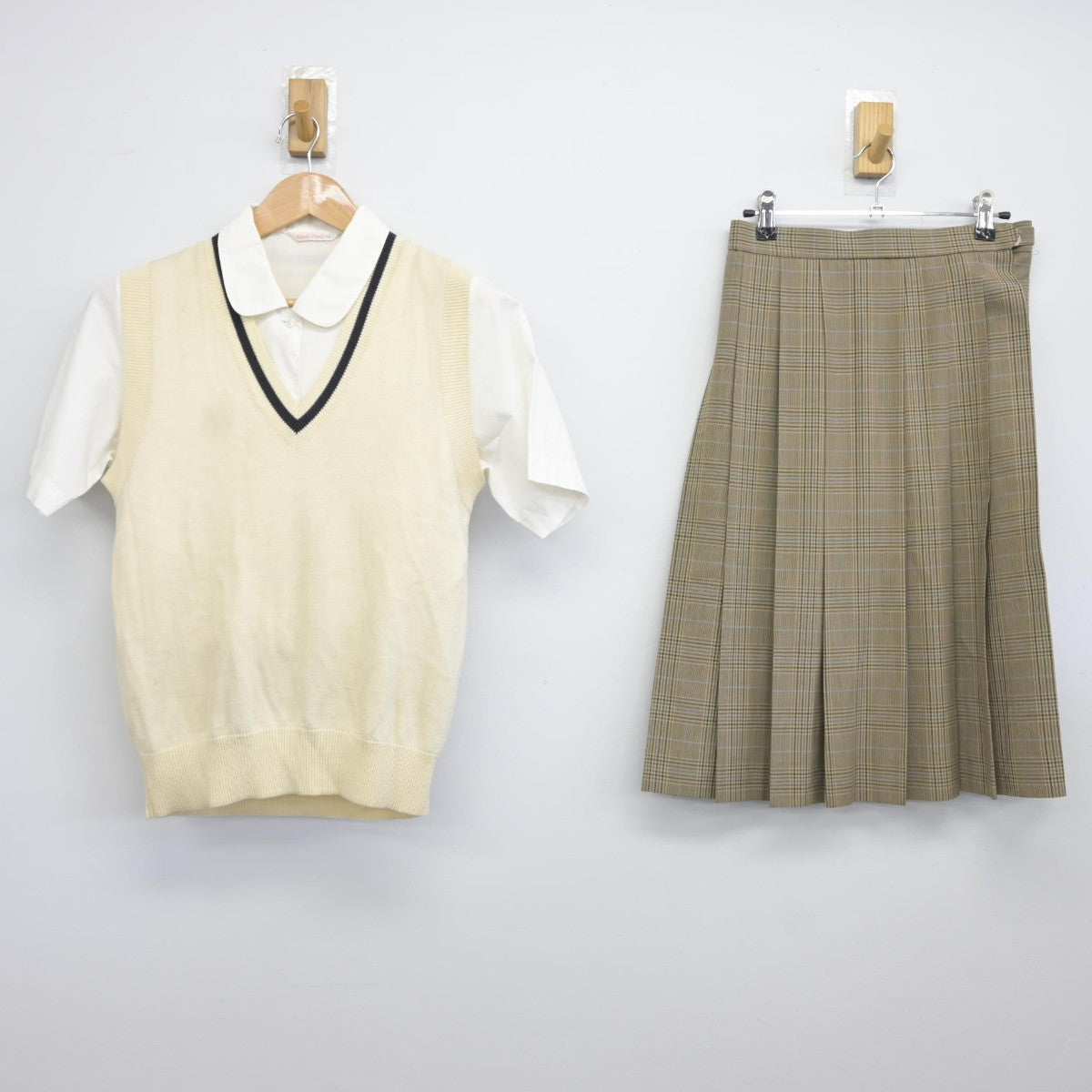 【中古】埼玉県 土呂中学校 女子制服 3点（ニットベスト・シャツ・スカート）sf036637