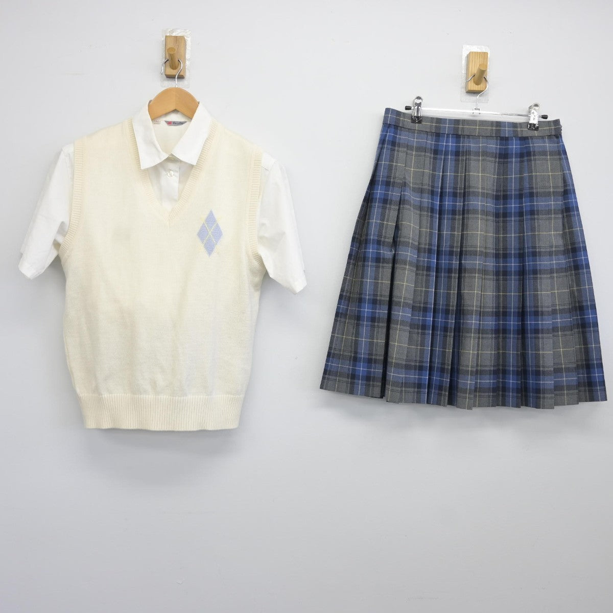 【中古】東京都 麹町学園女子中学校 女子制服 3点（ニットベスト・シャツ・スカート）sf036666