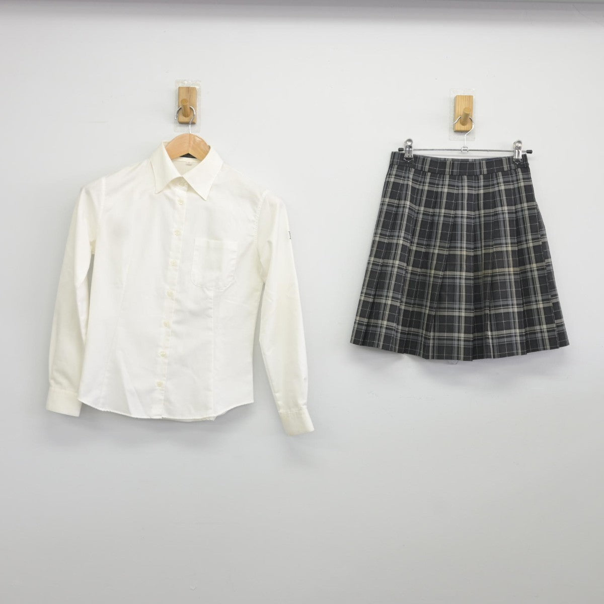 【中古】三重県 日生学園第二高等学校 女子制服 2点（シャツ・スカート）sf036685