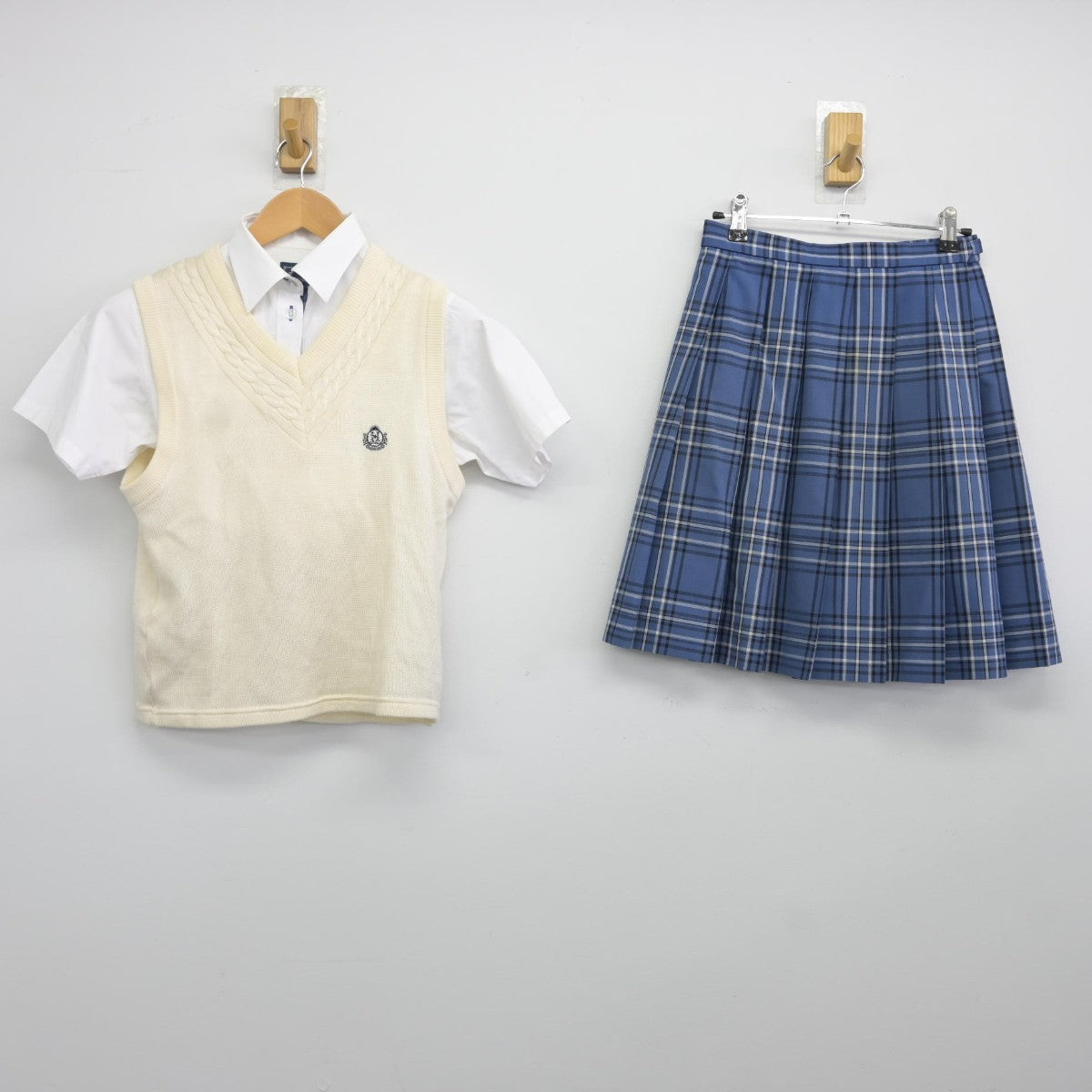 【中古】福岡県 博多学園博多高等学校 女子制服 4点（ニットベスト・シャツ・スカート）sf036842