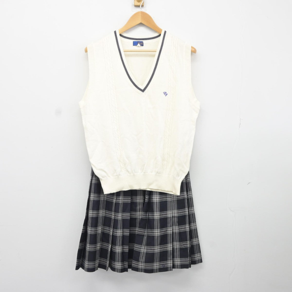 【中古】千葉県 中央学院高等学校 女子制服 2点（ニットベスト・スカート）sf036886