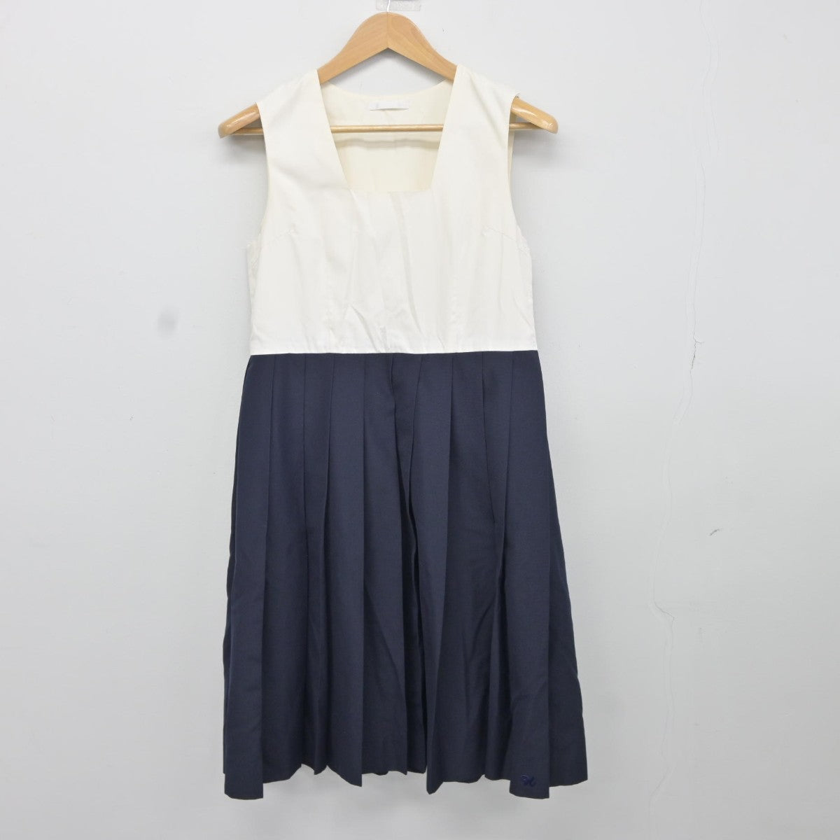 【中古】福岡県 博多女子高等学校 女子制服 3点（セーラー服・ジャンパースカート）sf036895